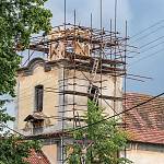 Bylany - kostel sv. Bartoloměje během oprav krovu věže (2019)