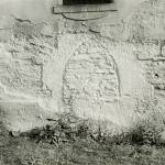 Bylany - kostel sv. Bartoloměje, raně gotický portál v severní stěně lodi (1983, Podlipanské muzeum v Českém Brodě, podsbírka fotografií)