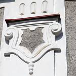 Nebovidy - kostel sv. Petra a Pavla, detail vnější výzdoby (2012)
