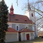 Nebovidy - kostel sv. Petra a Pavla, pohled od severu (2012)