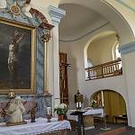 Veltruby - kostel Nanebevzetí Panny Marie, levý boční oltář s průhledem do presbytáře (2018)