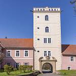 Zásmuky - zámek, předzámčí s branskou věží (2022)