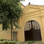 Zásmuky - františkánský klášter, brána na severní straně (2016)