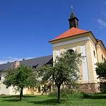 Zásmuky - františkánský klášter, budova konventu s kostelem Stigmatizace sv. Františka Serafínského z klášterní zahrady (2016)