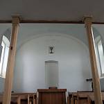 Zásmuky - bývalá synagoga, pohled k východní stěně s výklenkem pro svatostánek (2010)