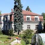 Libodřice - Bauerova vila od východu před rekonstrukcí (2003)