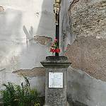 Žiželice - křížek na původním místě u věže kostela (2006)