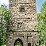 Tuchoraz - hrad, vstupní věž s bránou od severu (2019)