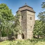 Tuchoraz - hrad, věž s bránou z nádvoří (2019)
