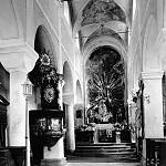 Tismice - kostel Nanebevzetí Panny Marie, interiér v roce 1955 (ze sbírek Podlipanského muzea v Českém Brodě)