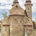 Tismice - kostel Nanebevzetí Panny Marie, východní průčelí s apsidami (2019)