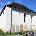 Dobřeň - kostel sv. Václava, východní stěna s náhrobníky (2016)