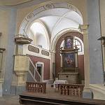 Rostoklaty - kostel sv. Martina, pohled do presbytáře s oratořemi a kazatelnou (2019)