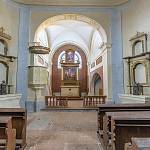 Rostoklaty - kostel sv. Martina, pohled k hlavnímu oltáři (2019)