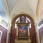 Rostoklaty - kostel sv. Martina, hlavní oltář s kopiemi obrazů (2020)