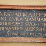 Rostoklaty - kostel sv. Martina, nápis o opravě oltáře v roce 1712 (2013)