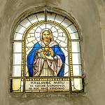 Vykáň - kostel sv Havla, okno s vitráží Panny Marie v presbytáři (2020)