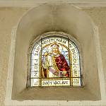 Vykáň - kostel sv Havla, okno s vitráží sv. Václava v lodi (2020)