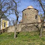 Hradešín - kostel sv. Jiří, pohled od západu na rotundu a zvonici (2014)