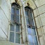Hradešín - kostel sv. Jiří, okno s kružbou a mříží ve východní stěně presbytáře (2009)