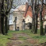Hradešín - kostel sv. Jiří, příchod ke kostelu (2014)