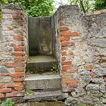 Hradešín - kamenná kazatelna, vchod od kostela (2022)