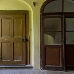 Hradešín - bývalé děkanství, dveře na chodbě prvního patra (2022)