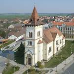 Pečky - kostel sv. Václava od jihovýchodu (2019)