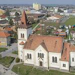 Pečky - kostel sv. Václava od severovýchodu (2019)