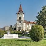 Pečky - kostel sv. Václava, pohled z náměstí s kašnou (2019)