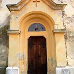 Malotice - kostel sv. Matouše, vchod do kostela (2017)