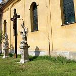 Malotice - kostel sv. Matouše, jižní část se sochami (2017)