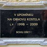 Tuklaty - kostel sv. Jana Křtitele, deska na památku oprav v jižní stěně (2016)