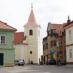 Týnec nad Labem - kostel sv. Jana Křtitele z Masarykova náměstí (2009)
