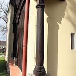 Týnec nad labem - kostel Panny Marie Sedmibolestné, dřevěný sloupek na jižní straně (2010)