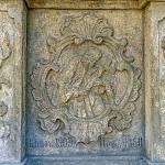 Týnec nad Labem - Mariánský sloup, severní strana podstavce s reliéfem sv. Jana Nepomuckého (2020)