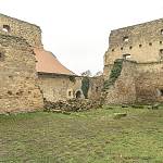 Vyšehořovice - tvrz, průhled ke vstupní bráně (2018)