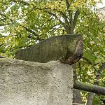 Vyšehořovice - tvrz, krakorec, druhotně použitý na zídce u hřbitova (2018)