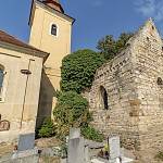 Vyšehořovice - kostel sv. Martina (zřícenina), pohled na presbytář s věží současného kostela (2018)