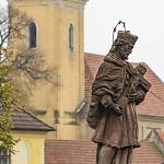 Vyšehořovice - socha sv. Jana Nepomuckého a kostelní věž (2018)