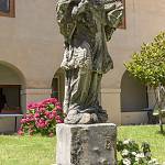 Kolín - socha sv. Jana Nepomuckého v kapucínském klášteře, boční pohled (2018)