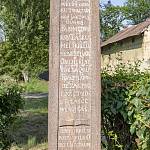 Chotouň - kamenný kříž v obci, detail střední části s nápisem (2018)