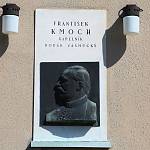 Zásmuky - pamětní deska Františka Kmocha na sokolovně (2012)