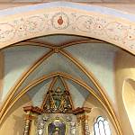 Skramníky - kostel Stětí sv. Jana Křtitele, triumfální oblouk a klenba presbytáře (2021)