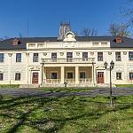 Polní Voděrady - zámek, hlavní vstupní průčelí (2020)