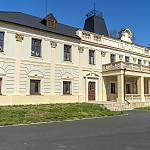 Polní Voděrady - zámek, hlavní průčelí od západu (2020)