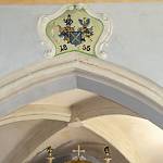 Polní Voděrady - kostel Navštívení Panny Marie,vítězný oblouk a znak nad ním (2019)