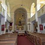 Ohaře - kostel sv. Jana Nepomuckého,  pohled k presbytáři (2018)