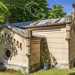 Ovčáry - hrobka rytíře Františka Horského, pohled z bývalého hřbitova u kostela (2025)