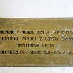 Ovčáry - hrobka rytíře Františka Horského, deska s nápisem o opravě v roce 1971 (2025)